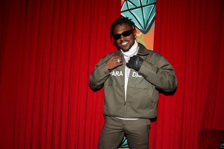 Antonio Brown Posts Thriller Lady After Dissing Son’s Mother