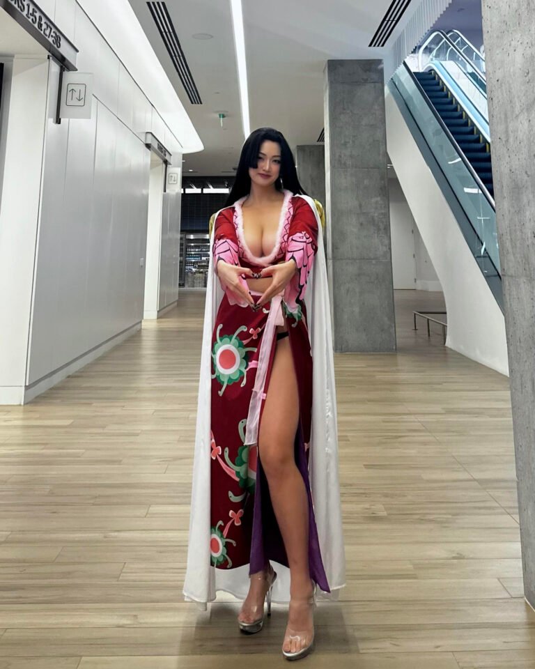 Life-style & Information →
                                                Cosplay
                                    
                                
                    Behold the Magnificence and Energy of Amy Zhu’s Boa Hancock Cosplay