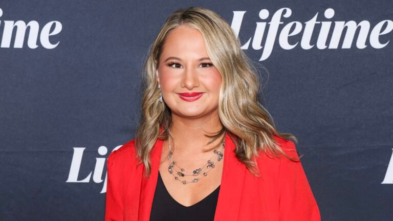 Gypsy Rose Exhibits Off New Look In Household Picture W/ Daughter