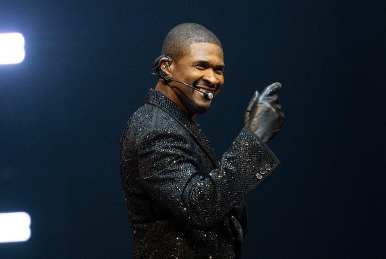 Usher Goes Viral For Wild Live performance Second With Anyone’s Aunt Usher Goes Viral For Wild Live performance Second With Anyone’s Aunt