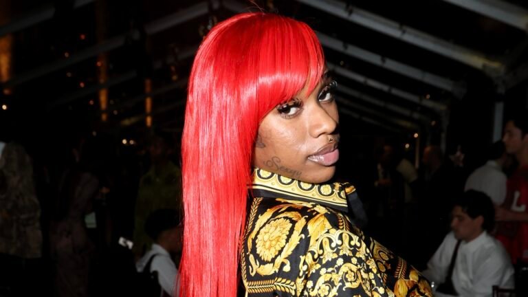 New Coiffure, Social Media Calls “Hood Harley Quinn”