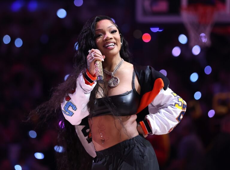 Followers React To Spicy Dance With Fan At ‘Glo Bash’ Present